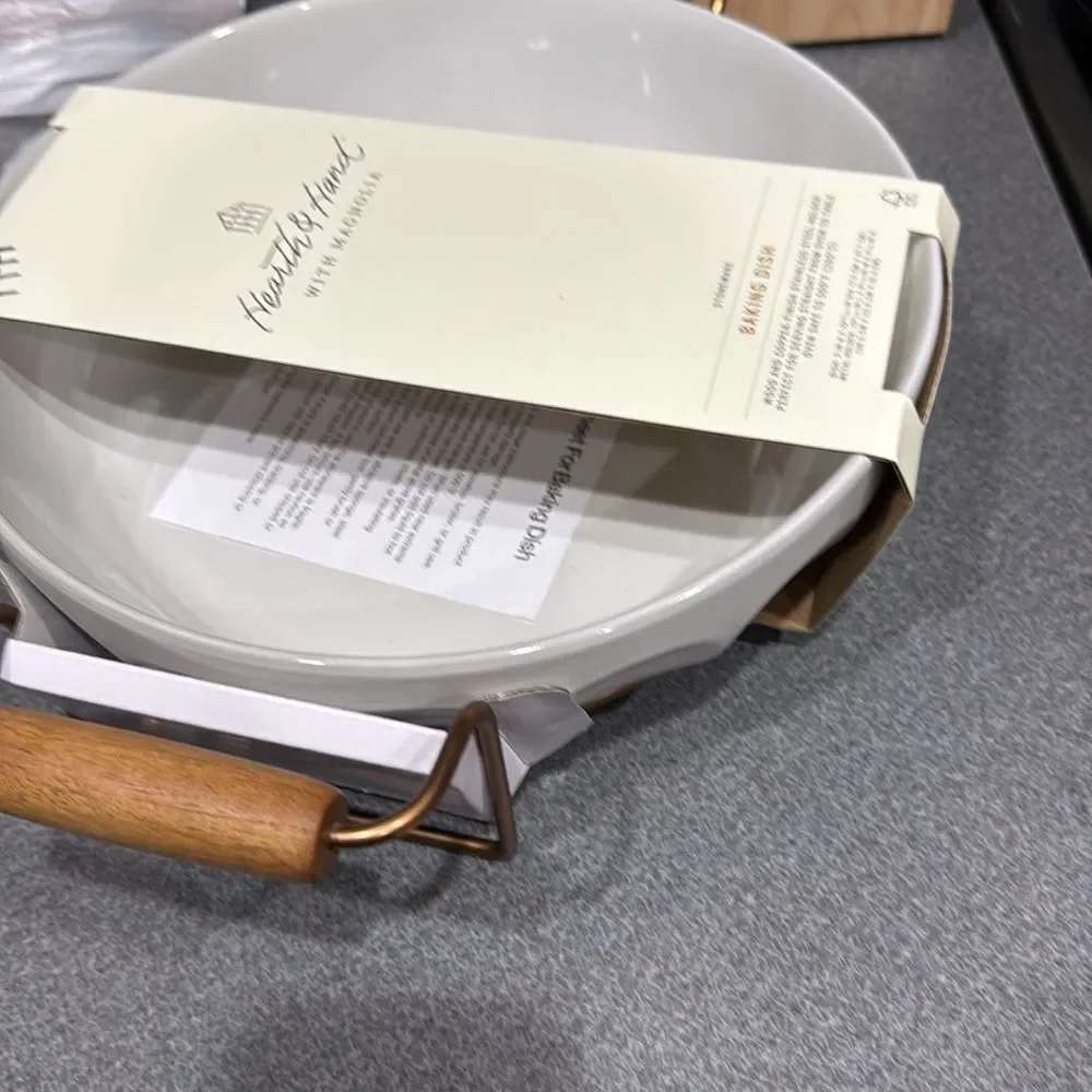 HEARTH & HAND oven to table fluted stoneware round‎ baking dish with carrier